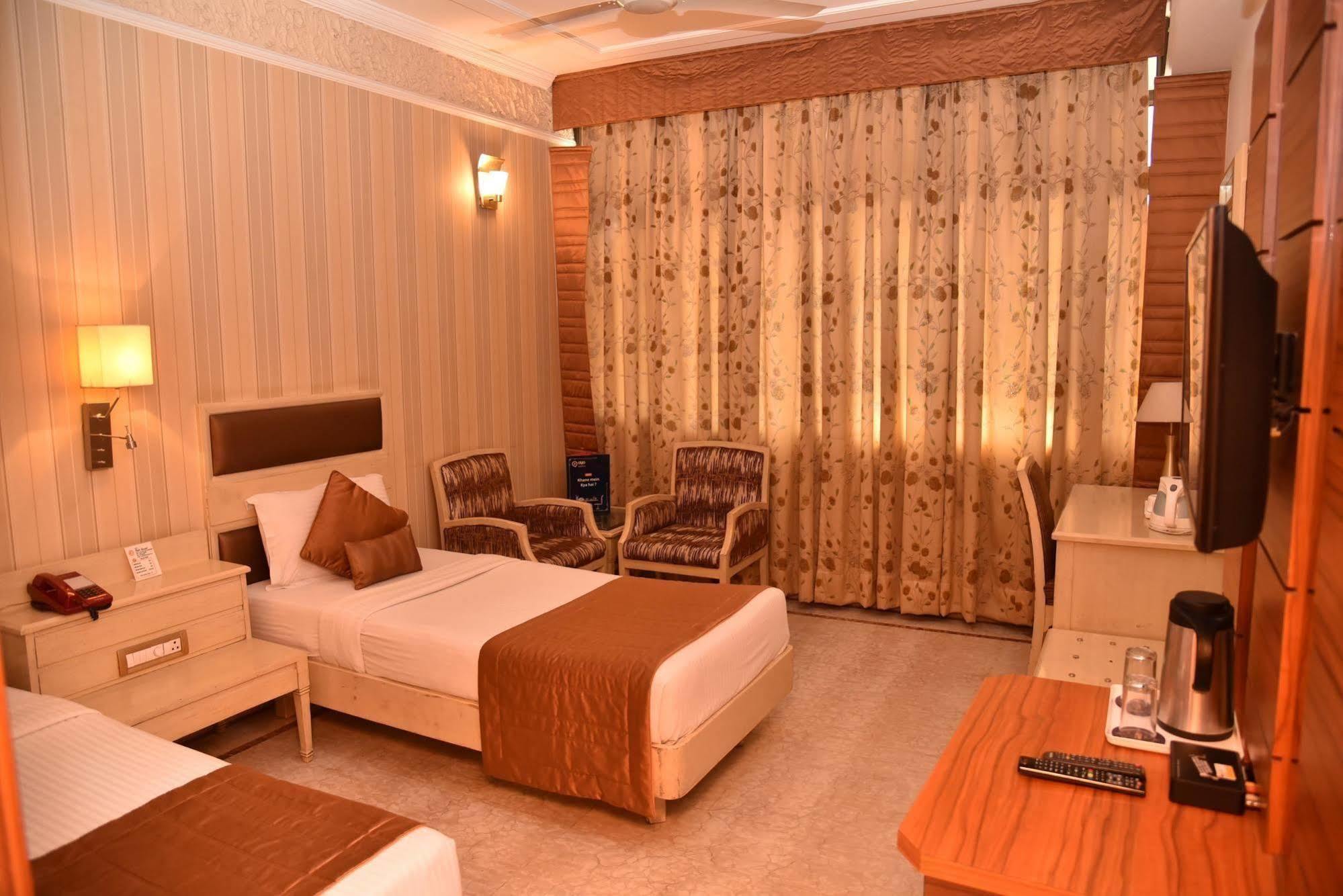 Hotel Park Grand Chandīgarh Exteriér fotografie